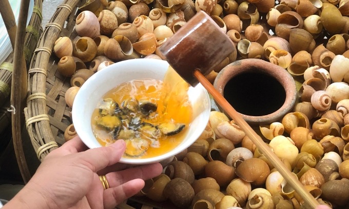 Bát canh bún ốc nguội đơn giản được tạo nên từ nước canh và thịt ốc.